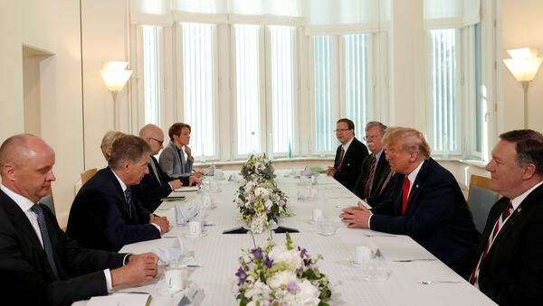 Predsednik SAD Donald Tramp, američki državni sekretar Majkl Pompeo, savetnik za nacionalnu bezbednost SAD Džon Bolton i ambasador SAD u Finskoj Robert Pens, razgovaraju sa predsednikom Finske Saulijem Ninistom u Helsinkiju - Sputnik Srbija