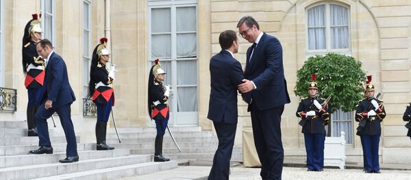 Predsednik Francuske Emanuel Makron dočekuje Aleksandara Vučića Predsednik Francuske Emanuel Makron dočekuje Aleksandara Vučića - Sputnik Srbija