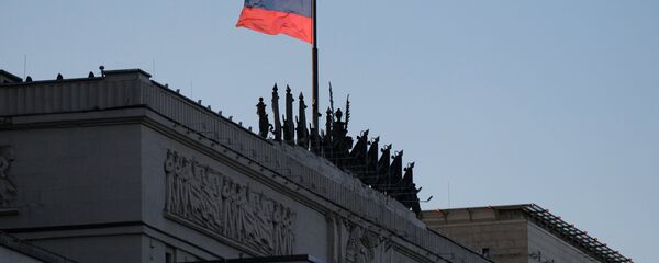 Zastava Rusije na zgradi Ministarstva odbrane u Moskvi - Sputnik Srbija