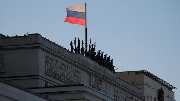 Zastava Rusije na zgradi Ministarstva odbrane u Moskvi - Sputnik Srbija
