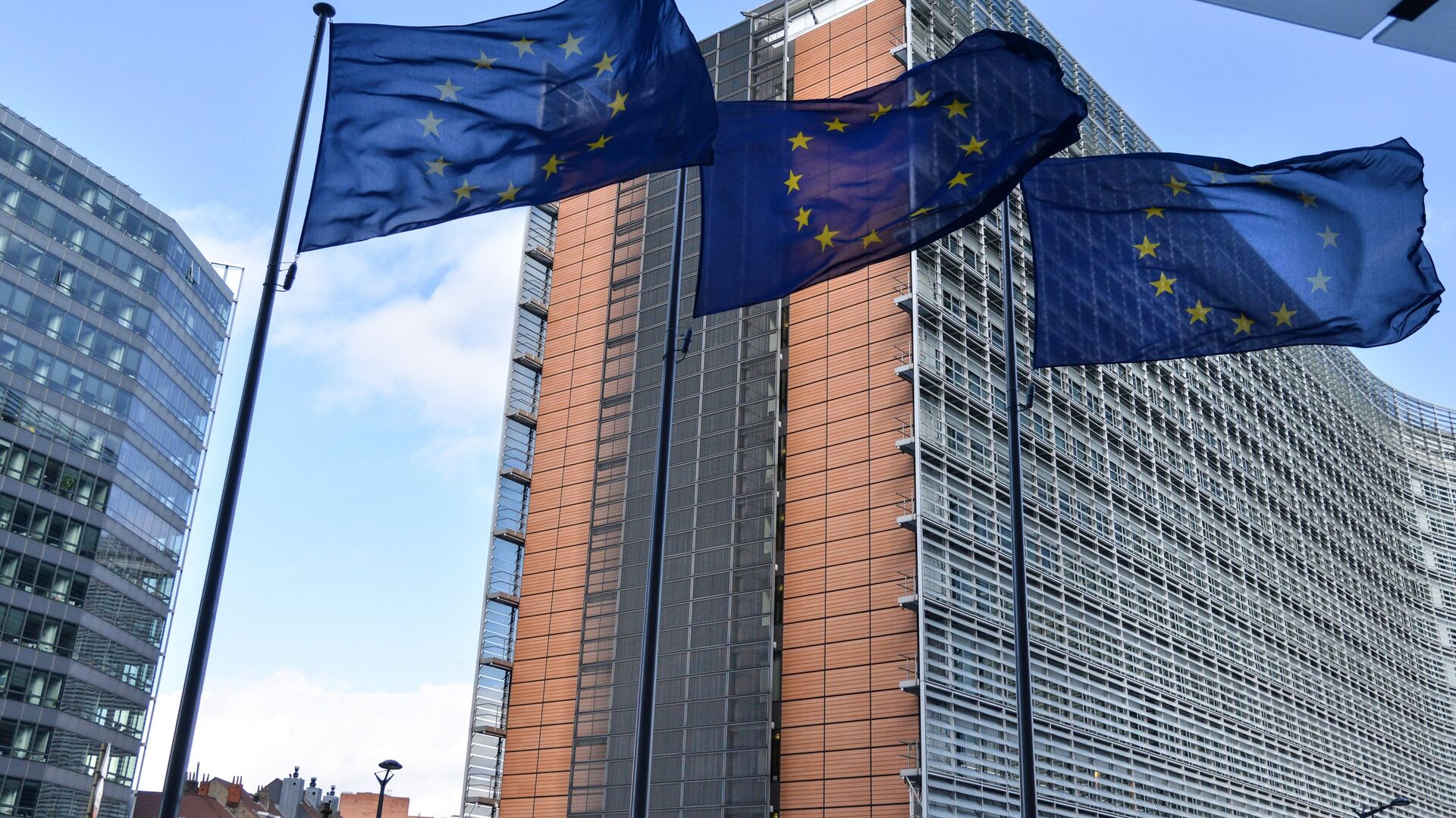 Zastave Evropske unije ispred sedišta EU u Briselu - Sputnik Srbija, 1920, 15.06.2022
