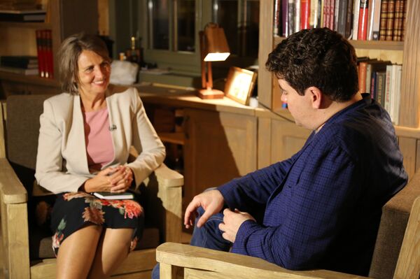 Главна уредница Спутњика Србија Љубинка Милинчић у разговору са славним руским пијанистом Денисом Мацујевом - Sputnik Србија