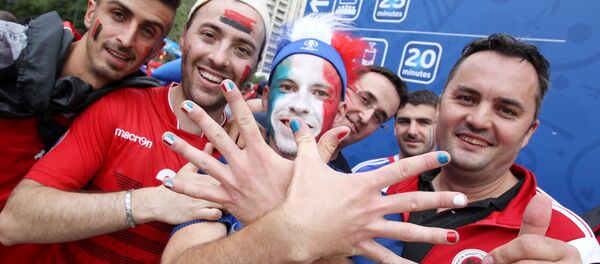 Албанци показују свој симбол Албанци показују свој симбол - Sputnik Србија