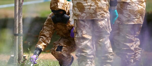 Vojni istražitelji u zaštitnim odelima skupljaju uzorke u Solsberiju - Sputnik Srbija