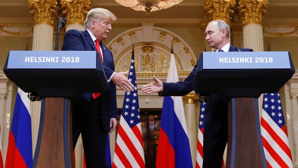 Председници САД и Русије Доналд Трамп и Владимир Путин рукују се на конференцији за медије у Хелсинкију - Sputnik Србија