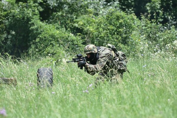 Припадник 63. падобранског батаљона током обуке у извршењу препада Припадник 63. падобранског батаљона током обуке у извршењу препада - Sputnik Србија