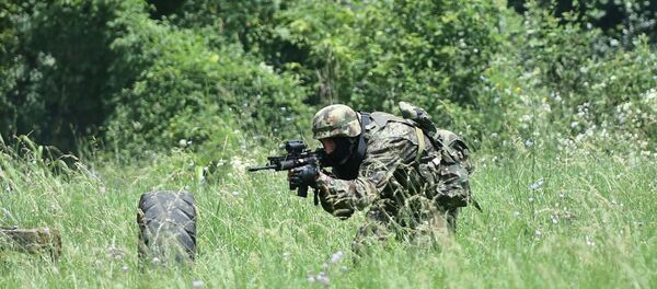 Pripadnik 63. padobranskog bataljona tokom obuke u izvršenju prepada Pripadnik 63. padobranskog bataljona tokom obuke u izvršenju prepada - Sputnik Srbija