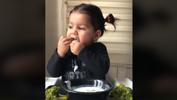 Devojčica uživa u brokoliju - Sputnik Srbija