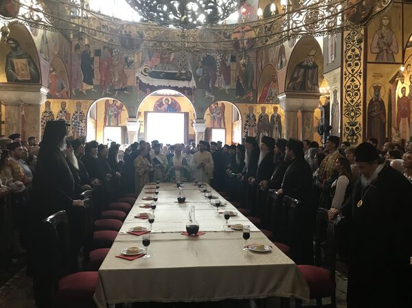 Српски патријарх Иринеј са свештенством и верницима у Саборном храму у Подгорици - Sputnik Србија