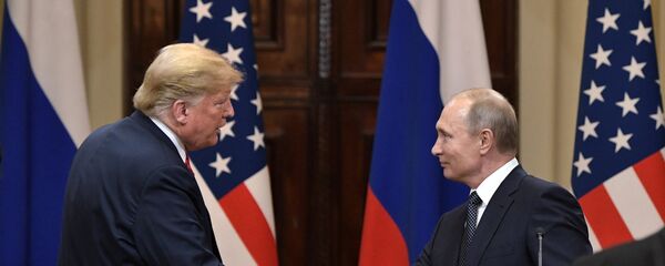 Predsednici SAD i Rusije, Donald Tramp i Vladimir Putin, rukuju se nakon zajedničke konferencije za medije u Helsinkiju Predsednici SAD i Rusije, Donald Tramp i Vladimir Putin, rukuju se nakon zajedničke konferencije za medije u Helsinkiju - Sputnik Srbija