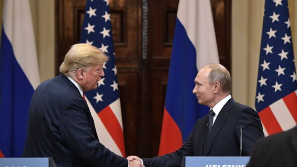Председници САД и Русије, Доналд Трамп и Владимир Путин, рукују се након заједничке конференције за медије у Хелсинкију - Sputnik Србија