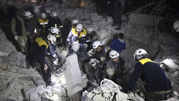 Pripadnici Belih šlemova pretražuju oštećenu zgradu nakon napada u Idlibu - Sputnik Srbija