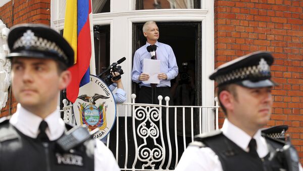 Osnivač Vikiliksa Džulijan Asanž u ambasadi Ekvadora u Londonu - Sputnik Srbija