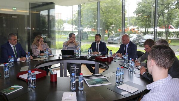 Ministar Nenad Popović i rukovodstvo kompanije Kasperski u Moskvi Ministar Nenad Popović i rukovodstvo kompanije Kasperski u Moskvi - Sputnik Srbija