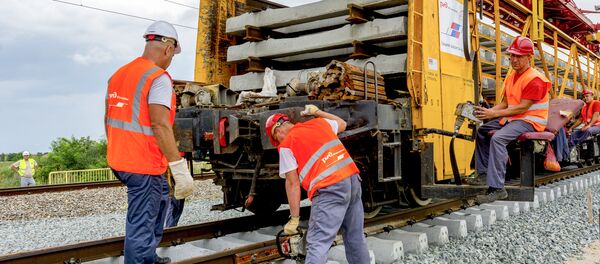 Полагање шина на прузи Стара Пазова - Нови Сад Полагање шина на прузи Стара Пазова - Нови Сад - Sputnik Србија