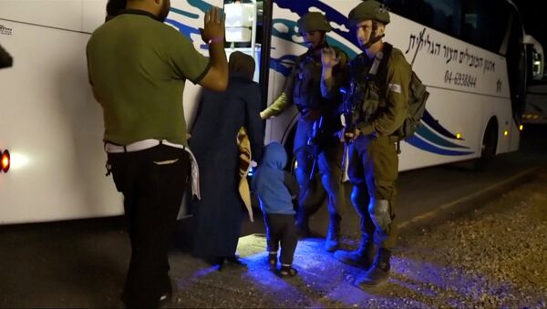 Израелски војници обезбеђују евакуацију припадника Белих шлемова и њихових породица са Голанских висоравни - Sputnik Србија