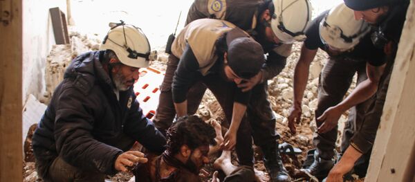 Aktivisti Belih šlemova traže žrtve u ruševini kuće koju su navodno srušile sirijske vladine snage u sirijskoj Dari Aktivisti Belih šlemova traže žrtve u ruševini kuće koju su navodno srušile sirijske vladine snage u sirijskoj Dari - Sputnik Srbija