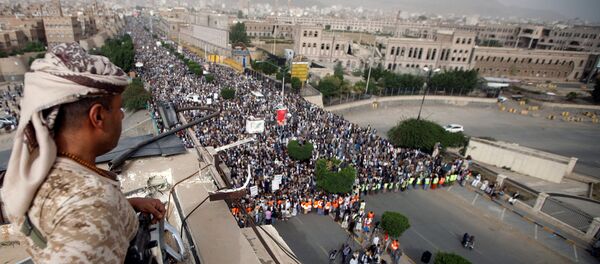 Припадник хутске војске обезбеђује митинг против напада коалиције предвођене Саудијском Арабијом на обалу Црвеног мора у Сани - Sputnik Србија