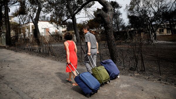 Евакуација људи од пожара близу Атине, Грчка - Sputnik Србија