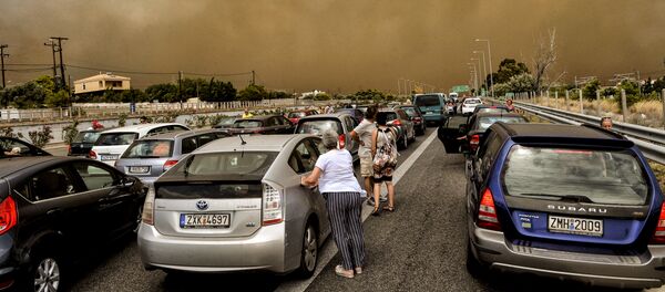 Евакуација људи од пожара у близине Атине, Грчка - Sputnik Србија