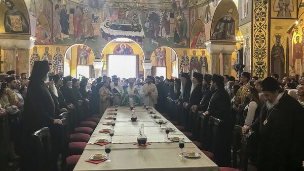 Српски патријарх Иринеј са свештенством и верницима у Саборном храму у Подгорици - Sputnik Србија