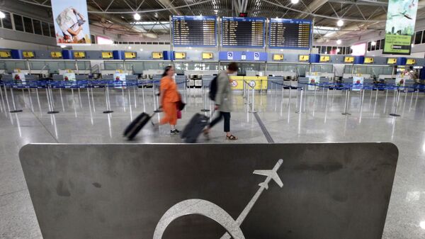 Путници на аеродрому у Атини, Грчка - Sputnik Србија