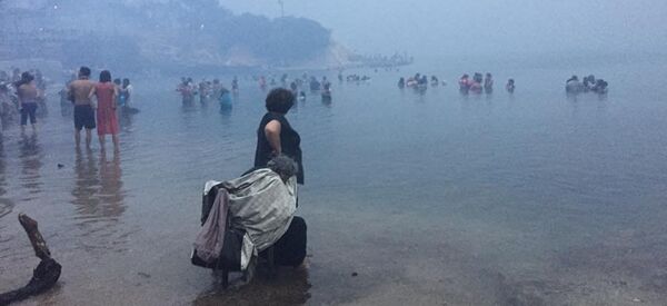 Људи у мору опкољени димом код Атине, Грчка, 23. јул 2018. - Sputnik Србија