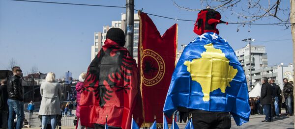 Zastave Albanije i Kosovo u Prištini Zastave Albanije i Kosovo u Prištini - Sputnik Srbija