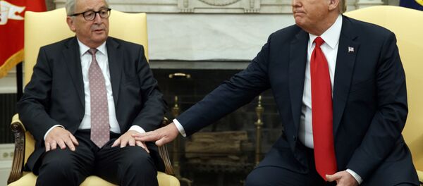 Председник ЕК Жан-Клод Јункер и амерички лидер Доналд Трамп Председник ЕК Жан-Клод Јункер и амерички лидер Доналд Трамп - Sputnik Србија