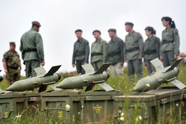 Vojne vežbe na „Pasuljanskim livadama“ Vojne vežbe na „Pasuljanskim livadama“ - Sputnik Srbija