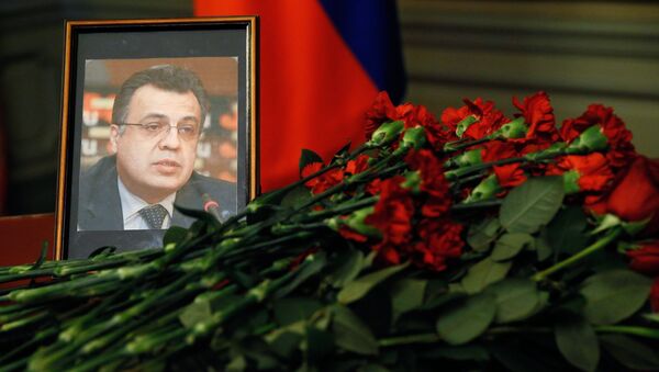 Цвеће поред портрета убијеног амбасадора Русије у Анкари Андреја Карлова у згради Министарства спољних послова Русије - Sputnik Србија