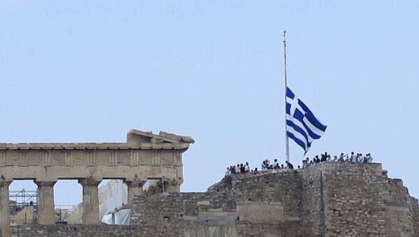 Застава на пола копља у Грчкој због дана жалости за страдалима у пожару код Атине - Sputnik Србија