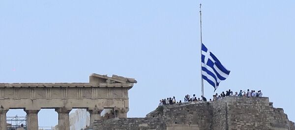 Застава на пола копља у Грчкој због дана жалости за страдалима у пожару код Атине - Sputnik Србија