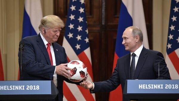 Predsednik Rusije Vladimir Putin predaje zvaničnu loptu Svetskog prvenstva u fudbalu 2018. predsedniku SAD Donaldu Trampu na konferenciji za medije u Helsinkiju - Sputnik Srbija