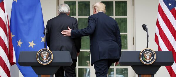 Žan Klod Junker i Donald Tramp Žan Klod Junker i Donald Tramp - Sputnik Srbija