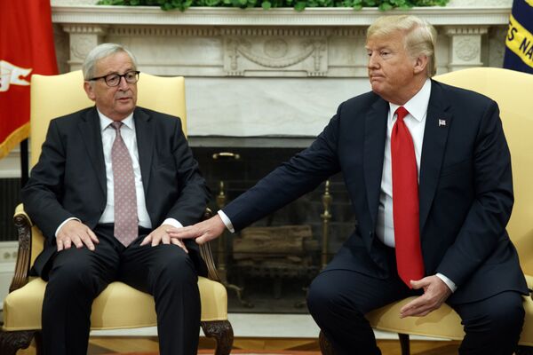 Žan Klod Junker i Donald Tramp Žan Klod Junker i Donald Tramp - Sputnik Srbija