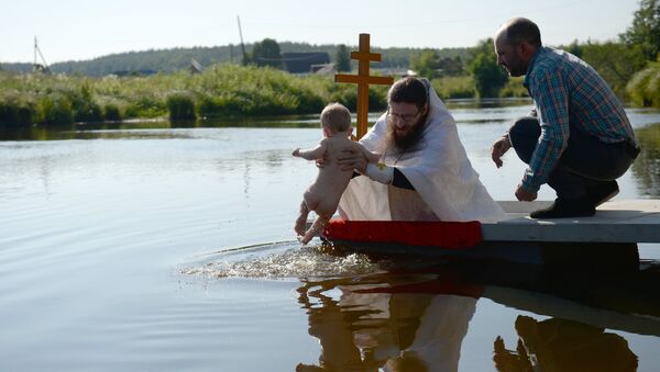 Masovno krštenje na reci Čusova u blizini crkve Kneza Valdimira u selu Stancioni-Poljevskoj. - Sputnik Srbija