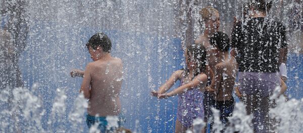 Деца се купају у фонтани у Лондону, 27. јул 2018. Деца се купају у фонтани у Лондону, 27. јул 2018. - Sputnik Србија