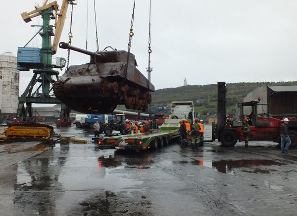 Амерички тенк „Шерман“ који су морнари Северне флоте Русије извукли на површину са дна Баренцовог мора у луци Мурманск. - Sputnik Србија