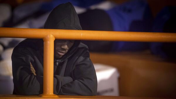 Migrant na brodu u Mediteranu - Sputnik Srbija