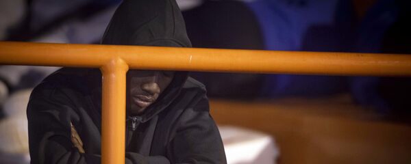 Мигрант на броду у Медитерану - Sputnik Србија