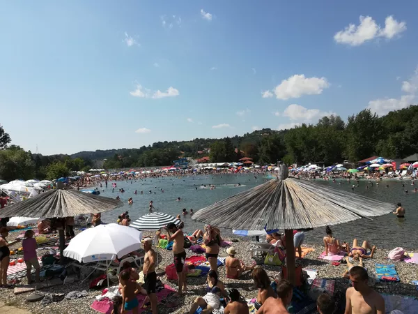 Banja u srcu grada, na terenu koji je zbog vađenja soli potonuo 17 metara, sada su tri protočna jezera u kojima se tokom dana kompletna količina vode promeni dva i po puta. Banja u srcu grada, na terenu koji je zbog vađenja soli potonuo 17 metara, sada su tri protočna jezera u kojima se tokom dana kompletna količina vode promeni dva i po puta. - Sputnik Srbija