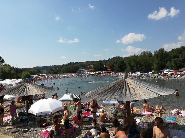 Banja u srcu grada, na terenu koji je zbog vađenja soli potonuo 17 metara, sada su tri protočna jezera u kojima se tokom dana kompletna količina vode promeni dva i po puta. Banja u srcu grada, na terenu koji je zbog vađenja soli potonuo 17 metara, sada su tri protočna jezera u kojima se tokom dana kompletna količina vode promeni dva i po puta. - Sputnik Srbija