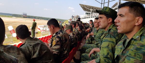 Tенкисти Војске Србије гледају Тенковски биатлон - Sputnik Србија