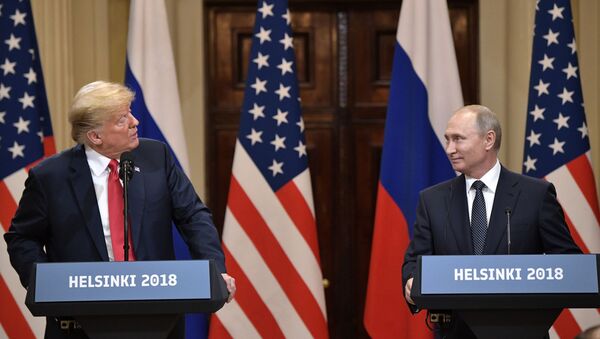 Президент США Дональд Трамп и президент РФ Владимир Путин на совместной пресс-конференции по итогам встречи в Хельсинки - Sputnik Србија