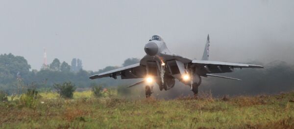 Poletanje prvog miga-29 sa aredoroma u Batajnici - Sputnik Srbija