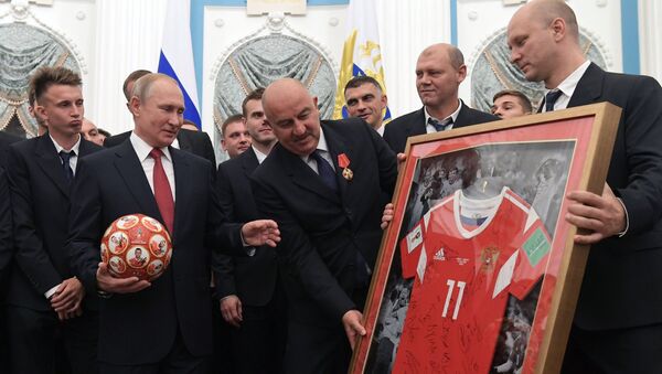 Vladimir Putin sa reprezentativcima Rusije - Sputnik Srbija