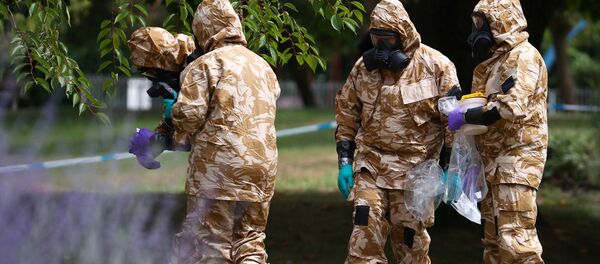 Истражитељи у војним заштитним оделима прикупљају узорке и фотографишу локације у Солсберију Истражитељи у војним заштитним оделима прикупљају узорке и фотографишу локације у Солсберију - Sputnik Србија