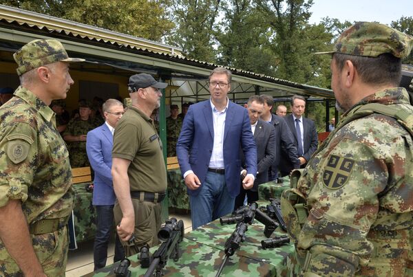 Aleksandar Vučić na vojnoj vežbi u Nikincima Aleksandar Vučić na vojnoj vežbi u Nikincima - Sputnik Srbija