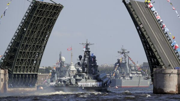 Ruski vojni brod plovi rekom Nevom tokom parade za Dan ratne mornarice Rusije u Sankt Peterburgu - Sputnik Srbija